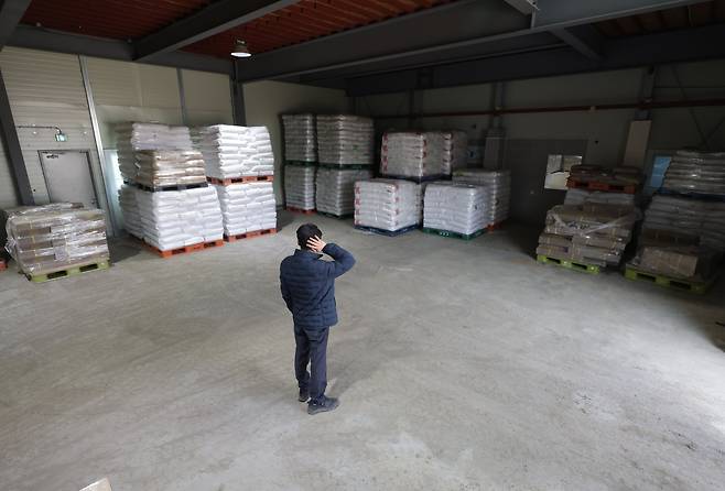 지난 20일 경기도 이천시 소재 한 포장재 제조 공장의 원자재 창고에 10t 남짓한 폴리에틸렌(PE) 포대가 남아 있다. /장련성 기자