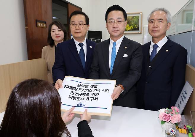 이재명 대통령의 변호인 출신 이건태(오른쪽에서 세번째) 의원을 비롯한 민주당 의원들이 지난 11일 이대통령 등에 대한 공소 취소를 위한 국정조사 요구서를 국회 의안과에 제출하고 있다. /뉴스1