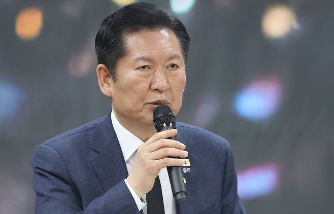 더불어민주당 정청래 대표가 23일 경남 김해시 진영읍 강금원기념봉하연수원 강연장에서 열린 현장 최고위원회의에서 발언하고 있다. /연합뉴스