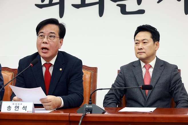 송언석(왼쪽) 국민의힘 원내대표가 23일 서울 여의도 국회에서 열린 최고위원회의에서 발언하고 있다. /뉴시스