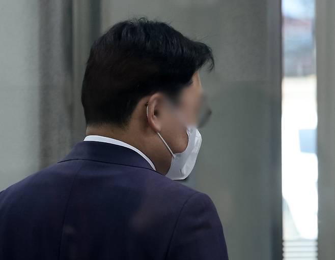 고교 동문인 변호사와 '재판 거래'를 한 혐의를 받는 김모(44) 부장판사가 23일 오후 서울중앙지법에서 열린 구속영장 실질심사에 출석하고 있다. /뉴시스