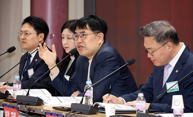 안태준 한양대학교 법학전문대학원 교수가 23일 오후 서울 여의도 의원회관 소회의실에서 열린 '국민의 방어권 강화를 위한 형사성공보수 정상화 방안 토론회'에서 발제를 하고 있다. /뉴시스