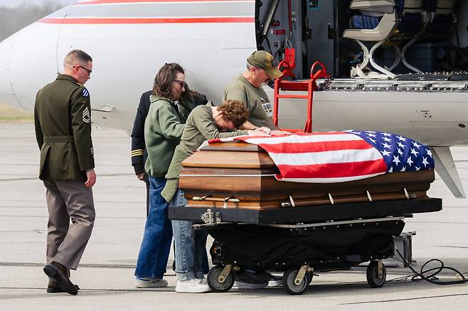 미군 벤자민 페닝튼 육군 병장 유해가 담긴 관 위에서 가족들이 슬픔을 표하고 있다. /연합뉴스