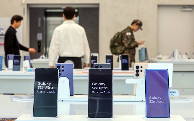 서울 서초구 삼성 강남 매장에 갤럭시 S26(왼쪽부터), 갤럭시 S26 플러스, 갤럭시 S26 울트라가 진열돼 있다. /뉴스1