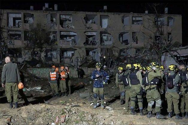 21일(현지시간) 이란 미사일 공격을 받은 이스라엘 디모나에서 구조대원들의 현장을 수색작업을 하고 있다. ⓒ AFP/연합뉴스