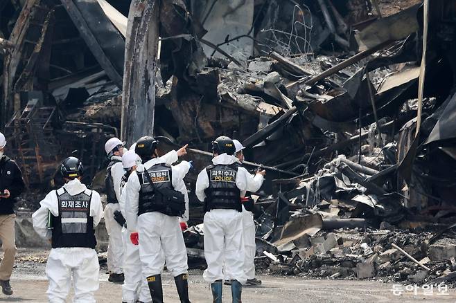 22일 정부 합동조사단이 건물과 자재가 무너져 내린 대전 대덕구 자동차 부품 제조업체 안전공업 공장 화재 현장을 점검하고 있다. 대전=전영한 기자 scoopjyh@donga.com