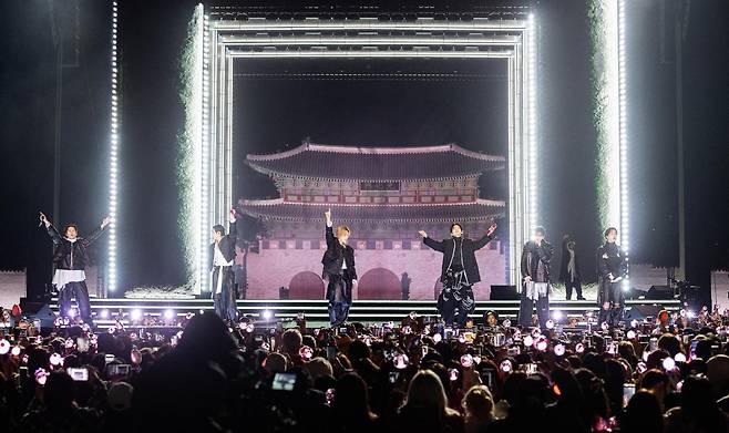 서울 광화문광장에서 공연하는 방탄소년단(BTS). 무대 뒤로 광화문이 보인다. 빅히트뮤직 제공