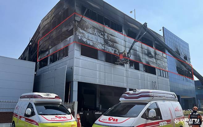 20일 대형 화재로 14명이 사망한 대전 대덕구 문평동 자동차 부품 공장의 전경. 사망자 다수가 불법 증축한 복층 공간(붉은색 테두리)에서 발견됐다. 대전 대덕구 제공