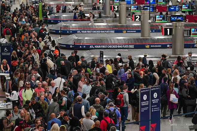 2026년 3월 20일 미국 조지아주 애틀랜타 하츠필드-잭슨 애틀랜타 국제공항(ATL)의 미 교통안전청(TSA) 보안 검색대 앞에서 여행객들이 줄을 서 기다리고 있다. 부분 셧다운이 이어지면서 공항 터미널 곳곳에 긴 대기줄이 형성됐고, 일부 공항은 승객들에게 항공편 출발 몇 시간 전 도착할 것을 당부했다. 사진=게티이미지