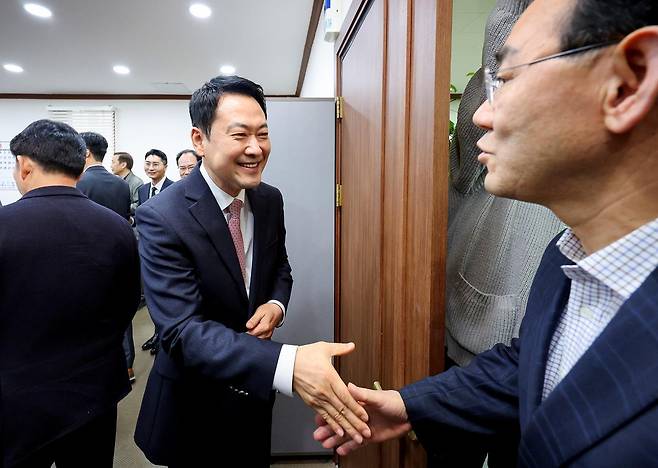 장동혁 국민의힘 대표가 22일 대구 수성구 국민의힘 대구시당에서 열린 대구 국회의원 연석회의에 참석해 주호영 의원과 악수하고 있다. 뉴시스