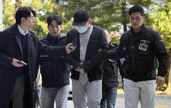 살인미수와 공동감금 등 혐의를 받는 일당 중에 한 명인 30대 남성이 29일 오후 구속 전 피의자 심문(영장실질심사)을 받기 위해 인천지법에 출석하고 있다. 검찰은 강도살인미수 등 혐의로 기소된 이들 일당에게 무기징역을 구형했다. 2025.10.29 ⓒ 뉴스1