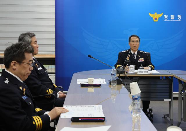 유재성 경찰청장 직무대행이 18일 서울 서대문구 경찰청에서 열린 선거사범 수사상황실 현판식을 마친 뒤 회의를 주재하고 있다. [연합뉴스]