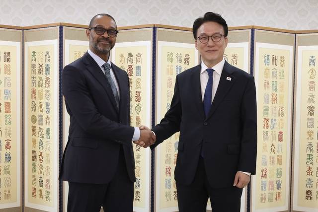 김민석 국무총리가 23일 서울 종로구 정부서울청사에서 마이클 해리스 뉴욕증권거래소 부회장을 접견하며 악수하고 있다.  [총리실 제공. 재판매 및 DB금지]