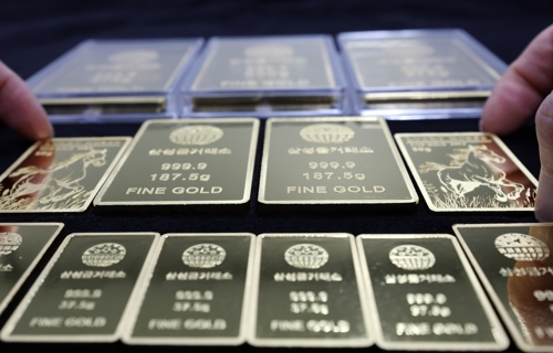 서울 종로구 삼성금거래소에서 골드바를 정리하는 직원. [연합뉴스]