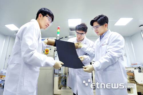 LG에너지솔루션 연구원이 대전기술연구원에서 건식전극을 살펴 보고있다. (사진=LG에너지솔루션)