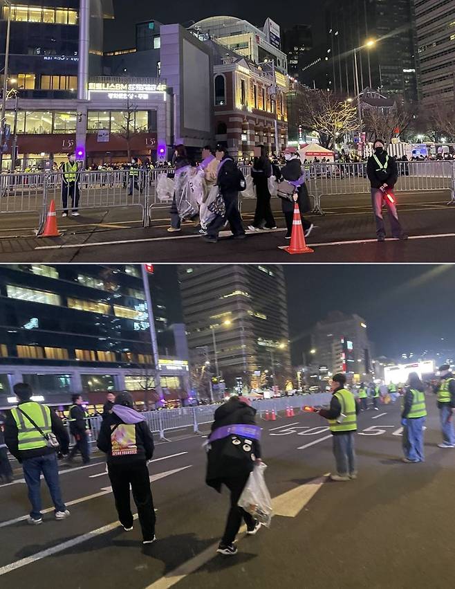 21일 서울 종로구 광화문광장에서 열린 'BTS 컴백 라이브: 아리랑(ARIRANG)' 공연이 끝난 뒤 아미 자원봉사자가 쓰레기를 정리하고 있다. /사진=서윤경 기자