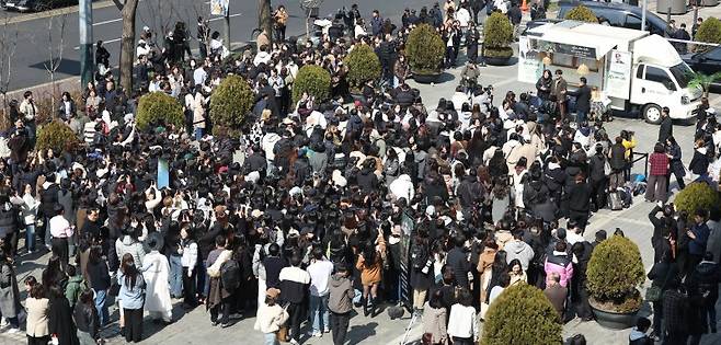 12일 서울 중구 한국프레스센터 광장에서 열린 영화 '왕과 사는 남자' 흥행 감사 장항준 감독 커피차 이벤트에 많은 시민이 참여하고 있다. 영화 '왕과 사는 남자'는 흥행을 이어가면서 지난 11일 관객 수 1천200만명을 넘어섰다. 연합뉴스