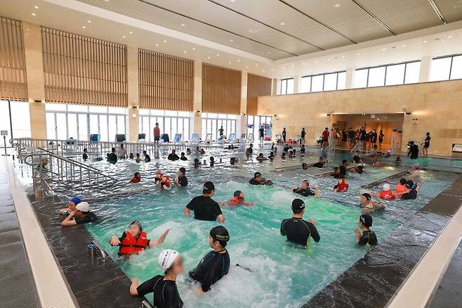 전남 완도군은 완도해양치유센터가 한국관광공사 주관 '2026 우수 웰니스 관광지(자연 치유 분야)'로 재지정됐다고 23일 밝혔다. 사진은 완도해양치유센터 1층 딸라소풀의 모습. 완도군 제공