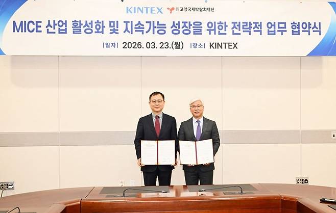 이창현 고양국제박람회재단 대표이사(왼쪽)와 이민우 킨텍스 대표이사가 23일 MICE 산업 활성화 및 지속 가능 성장을 위한 전략적 업무 협약 체결한 뒤 기념 촬영을 하고 있다. 킨텍스 제공