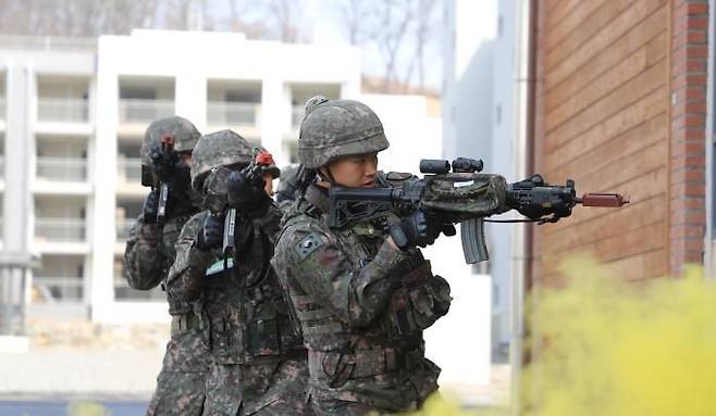 육군17보병사단 미추홀여단 현역 장병과 예비군이 도시지역전투훈련장에서 근접전투(CQB) 기술을 숙달하고 있다. 17사단 제공