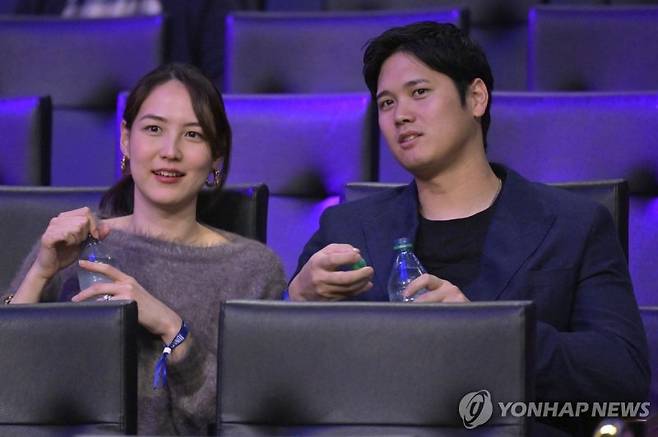 LA에서 농구 경기 관람하는 오타니 쇼헤이(오른쪽)와 아내 다나카 마미코(왼쪽).연합뉴스