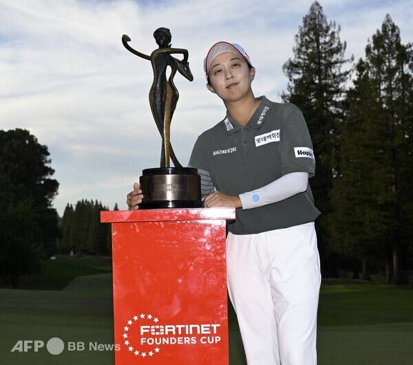 2026년 미국여자프로골프(LPGA) 투어 포티넷 파운더스컵 우승을 차지한 김효주 프로가 우승 트로피를 들고 기념 촬영하는 모습이다. 사진제공=ⓒAFPBBNews = News1 (사진을 무단으로 사용하지 마십시오.)