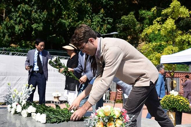 잭 그린버그씨가 2025년 10월 대구 ‘10월항쟁 등 한국전쟁 전후 민간인 희생자 위령탑’에서 열린 10월 항쟁 위령제에서 헌화하고 있다. 본인 제공