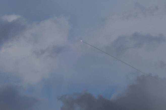 22일 레바논 접경지 인근에서 이스라엘을 향해 발사된 발사체들을 요격하기 위해 이스라엘의 방공망 \'아이언 돔\'이 가동되고 있다. 로이터 연합뉴스