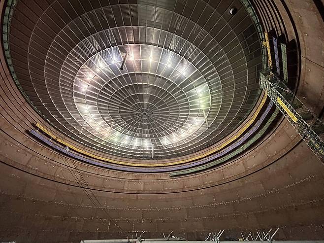 16일 광양 제2 액화천연가스(LNG)터미널에 건설 중인 20만킬로리터(㎘) 엘엔지탱크 8호기 내부사진. 포스코인터내셔널 제공