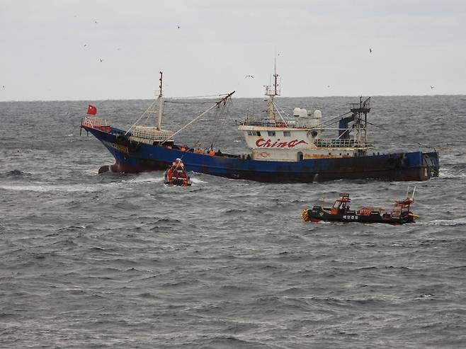 2025년 12월5일 오후 배타적경제수역(EZZ)에서 조업중인 중국어선 대상 검문검색을 위해 해양경찰 고속단정이 다가가고 있다. 해양경찰청 제공