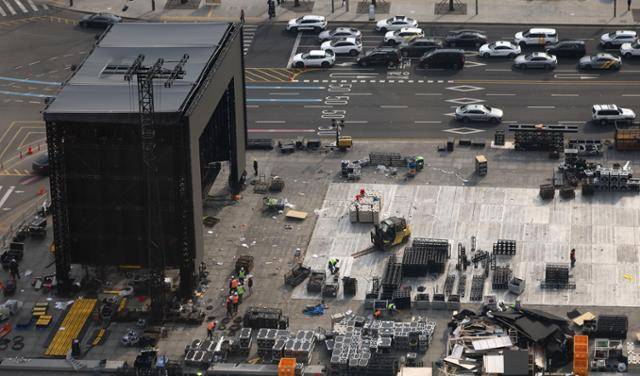 22일 서울 종로구 광화문광장에서 전날 열린 방탄소년단의 'BTS 컴백 라이브 : 아리랑' 공연 무대 철거작업이 진행되고 있다. 뉴시스