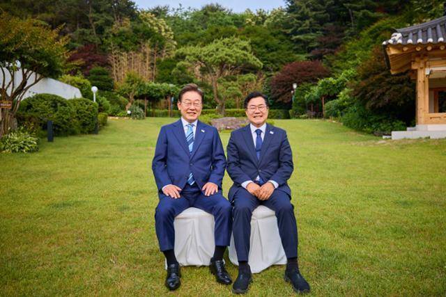 이재명 대통령이 지난달 7일 서울 용산구 한남동 대통령 관저에서 '민주당 전현직 지도부' 만찬을 열고 박찬대 전 원내대표와 사진을 찍고 있다. 박찬대 의원실 제공