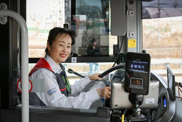 강희정 민주노총 공공운수노조 민주버스본부 경기지부 경진여객운수지회 여성부장이 16일 경기 수원시 경진여객운수 앞 주차된 7770번 2층 버스 안에서 사진 촬영을 위해 포즈를 취하고 있다. 하상윤 기자