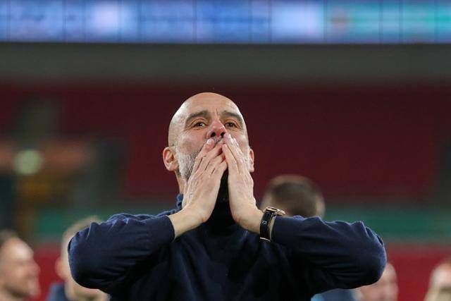 맨체스터시티의 페프 과르디올라 감독이 23일 영국 런던 웸블리 스타디움에서 열린 2025-26시즌 잉글랜드풋볼리그(EFL) 카라바오컵 결승에서 아스널을 꺾고 우승을 차지한 후 손키스를 날리고 있다. 과르디올라 감독은 통산 5번째 우승으로 이 대회 최다 우승 사령탑으로 우뚝 섰다. 런던=AP 뉴시스