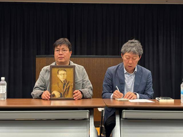 야스쿠니신사 무단 합사 철폐 3차 소송을 제기한 박선재(50·왼쪽)씨가 23일 일본 도쿄 참의원 의원회관에서 열린 2차 공판 보고회에 참석해 일제강점기 강제 동원돼 야스쿠니신사에 무단 합사된 할아버지 고 박헌태씨의 사진을 들고 있다. 도쿄=류호 특파원