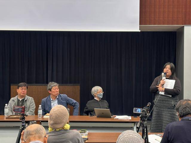 재일동포 3세 유영향(35·맨 오른쪽)씨가 23일 일본 도쿄 참의원 의원회관에서 열린 야스쿠니신사 무단 합사 철폐 3차 소송 관련 보고회에 참석해 발언하고 있다. 유씨는 야스쿠니신사 무단 합사 희생자의 유가족이다. 도쿄=류호 특파원