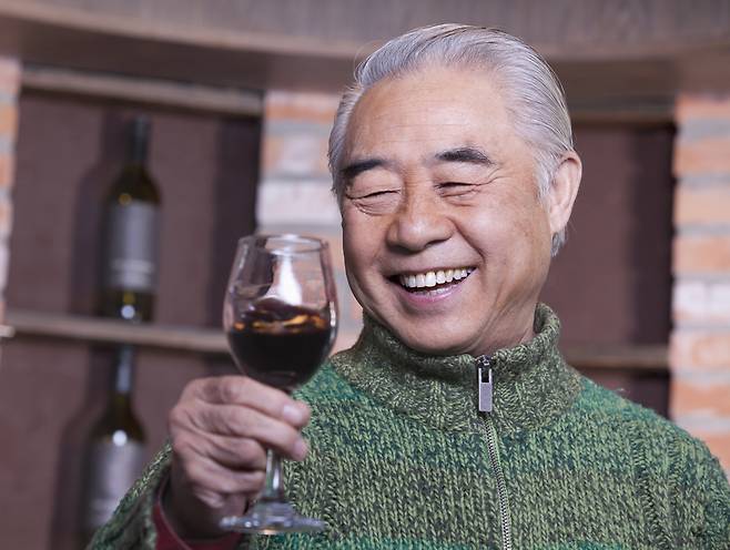 적은 양의 알코올 섭취라도 종류에 따라 건강에 미치는 영향이 다를 수 있다는 연구 결과가 나왔다. /사진=게티이미지뱅크