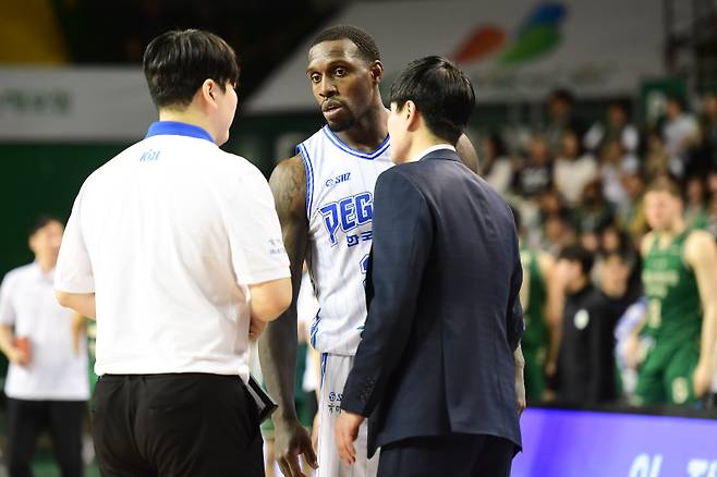 22일 원주DB프로미아레나에서 열린 2025~26 프로농구 정규리그 원주 DB 원정 경기에서 강혁 감독과 라건아가 대화하고 있다. KBL 제공