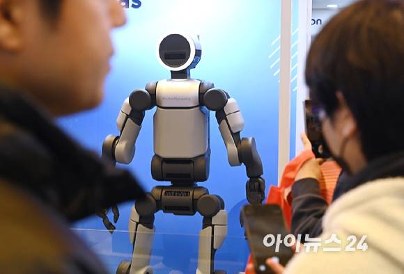 서울 강남구 코엑스에서 열린 2026 스마트공장·자동화산업전(AW2026)에서 현대자동차그룹 계열사 보스턴다이내믹스의 휴머노이드 로봇 '아틀라스'의 양산형 모델이 일반을 대상으로 공개되고 있다. [사진=곽영래 기자]