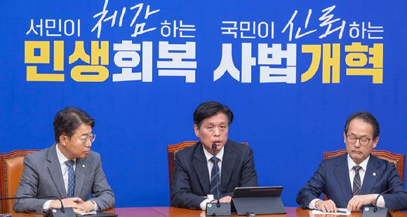 더불어민주당 조승래 사무총장이 22일 국회에서 열린 기자간담회에서 20206년 지방선거 후보 공천과 관련해 설명하고 있다. 2026.3.22 [사진=연합뉴스]