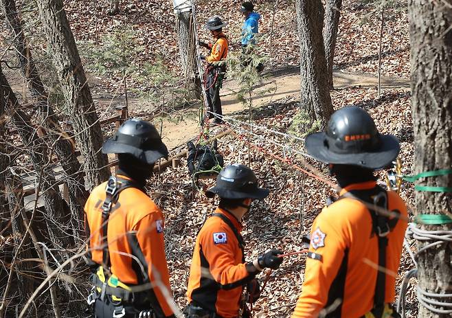 3월19일 오전 대구강서소방서 119구조대원들이 달서구 와룡산에서 열린 '봄철 산악사고 대비 특별구조훈련'에서 추락한 부상자를 밧줄(로프)로 구조하는 수평구조 훈련을 하고 있다. [뉴스1]