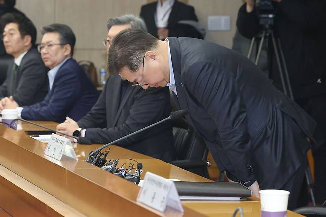 박일준 대한상공회의소 부회장이 지난달 9일 오전 서울 한국무역보험공사에서 열린 경제단체 긴급현안 점검회의에서 상속세 때문에 고액 자산가들이 한국을 떠난다는 내용의 대한상의 보도자료와 관련해 사과하고 있다. 뉴스1