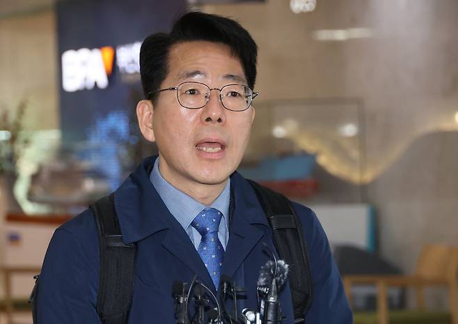 황종우 해양수산부 장관 후보자가 지;난 3일 부산 중구 부산항만공사에서 인사청문회 준비를 위한 첫 출근을 하며 취재진 질문에 답하고 있다. 송봉근 객원기자