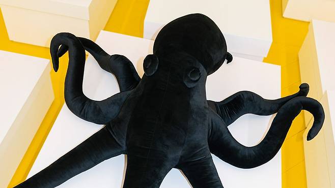 컬렉션 쇼의 관람석에서 미리 자리를 차지하고 관람객을 기다리고 있는 문어 모양 설치 작품. 독일 기반 아티스트 코지마 폰 보닌의 작품이다. 사진 로에베 ⓒDaniele Oberrauch