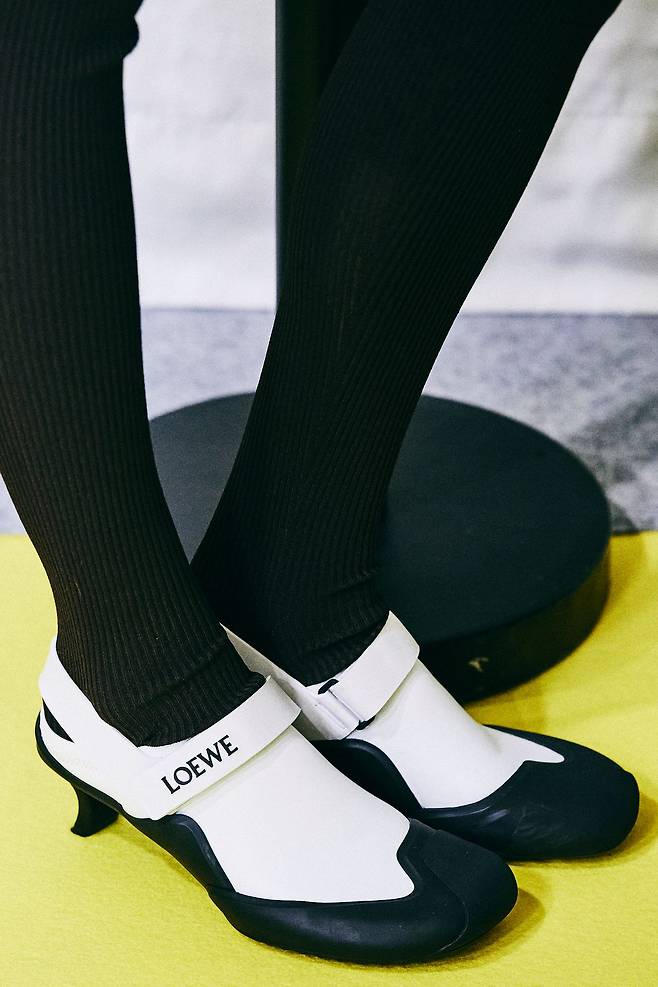 고무와 가죽 소재를 함께 사용한 슈즈. 사진 로에베 ⓒDaniele Oberrauch