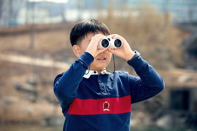 쌍안경으로 텃새를 탐조 중인 구교준 학생기자.