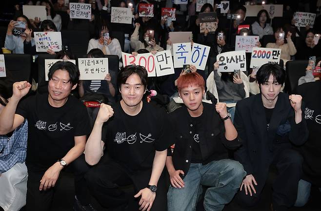 영화 '왕과 사는 남자'의 배우 유해진(앞줄 왼쪽부터)과 유지태, 박지훈, 김민이 17일 서울 강남구 코엑스 메가박스에서 1,300만 관객 돌파를 기념해 팬들과 기념 촬영을 하고 있다. 뉴스1