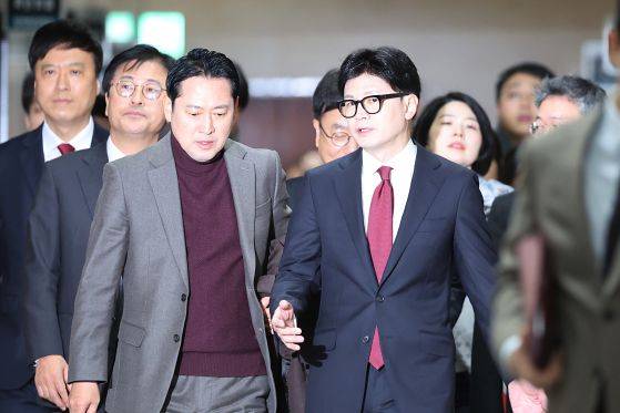 2024년 12월 12일 한동훈 전 국민의힘 대표(오른쪽)가 서울 여의도 국회에서 열린 비공개 최고위원회의에 참석하며 장동혁 국민의힘 대표와 대화하고 있다. 연합뉴스