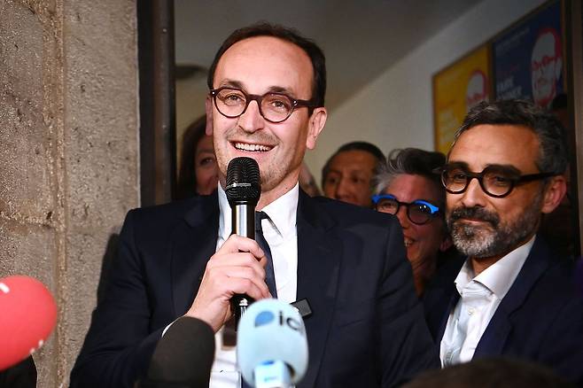 프랑스 남서부 보르도에서 3월 22일 치러진 프랑스 지방선거 결선 뒤, 르네상스·급진당(Parti Radical)·민주운동(Modem)·오리종(Horizons)·UDI 연합의 보르도 시장 후보 토마 카즈나브가 선거사무소를 나서며 언론에 발언하고 있다. 카즈나브는 보르도 시장에 당선됐다. APF=연합뉴스