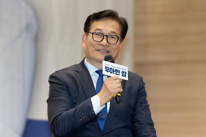 송영길 전 더불어민주당 대표가 서울 여의도 국회 의원회관에서 열린 전현희 더불어민주당 의원의 '우아한 칼' 출판기념회에서 발언하고 있다. 뉴스1